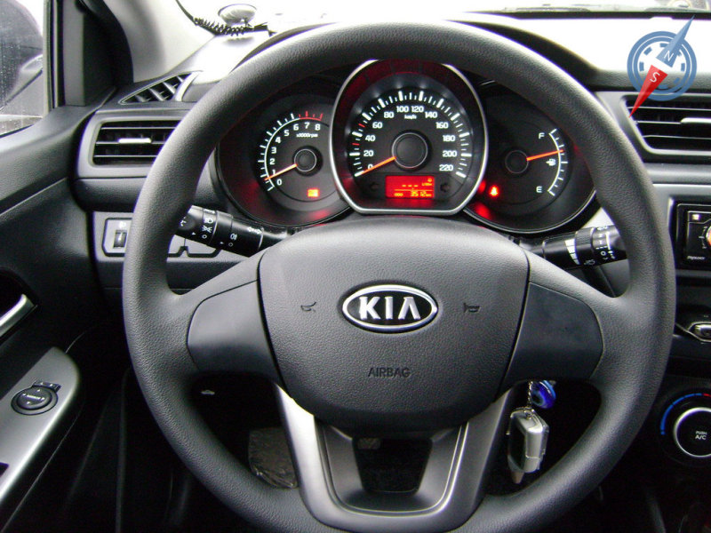 За удобным в обхвате рулём расположилась панель приборов с приятной на глаз подсветкой.