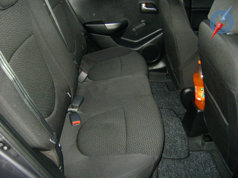 В KIA столько места на галёрке нет, однако вдвоём там будет удобнее, чем в конкуренте.