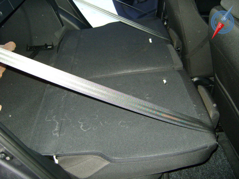 ... у него имеется механизм складывания спинок задних сидений.