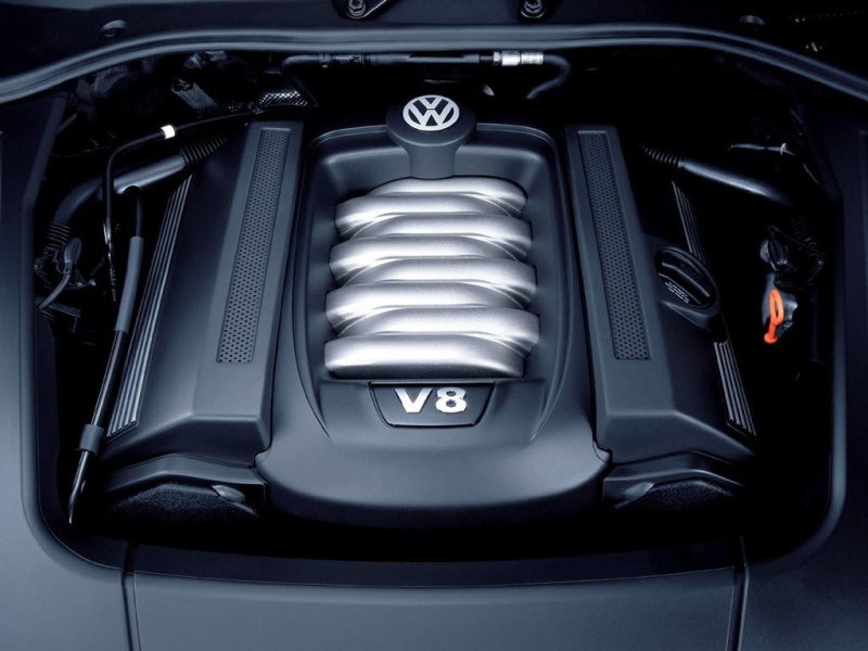 А вот 4.2 FSI V8, помимо ненасытного чрева и огромного налога, вряд ли чем-то огорчит своего владельца.