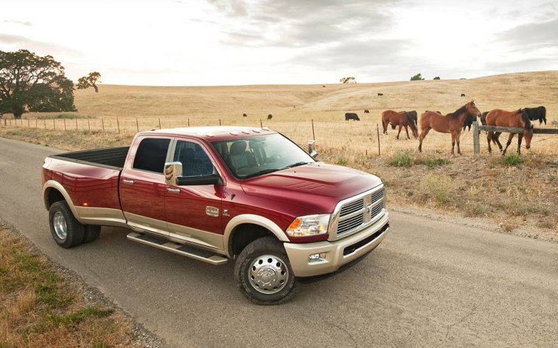 Задняя ось монстра из семейства 3500 комплектуется двускатными покрышками.
