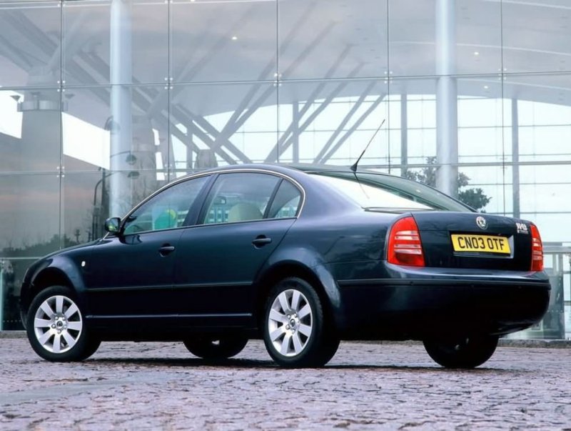 Под таким ракурсом Superb легко спутать с его «собратом» VW Passat (b5).