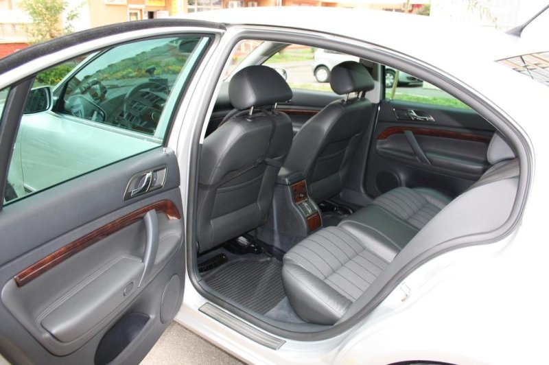 Свободного пространства для пассажиров предостаточно, что очередной раз подчеркивает премиальность модели.