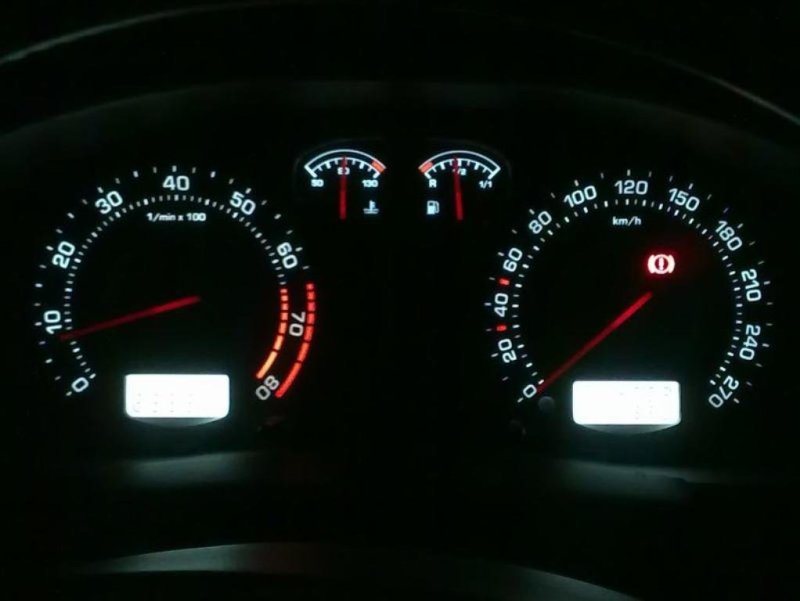 Шкалы приборов радуют приятным белым свечением, который не напрягает глаза.