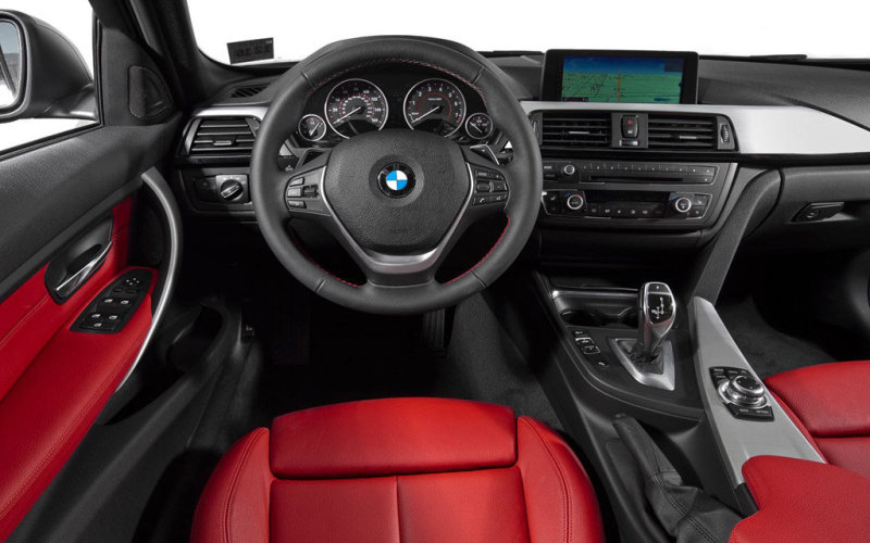 Развернутая к водителю передняя панель, «маховичок» iDrive на приливе центральной консоли.