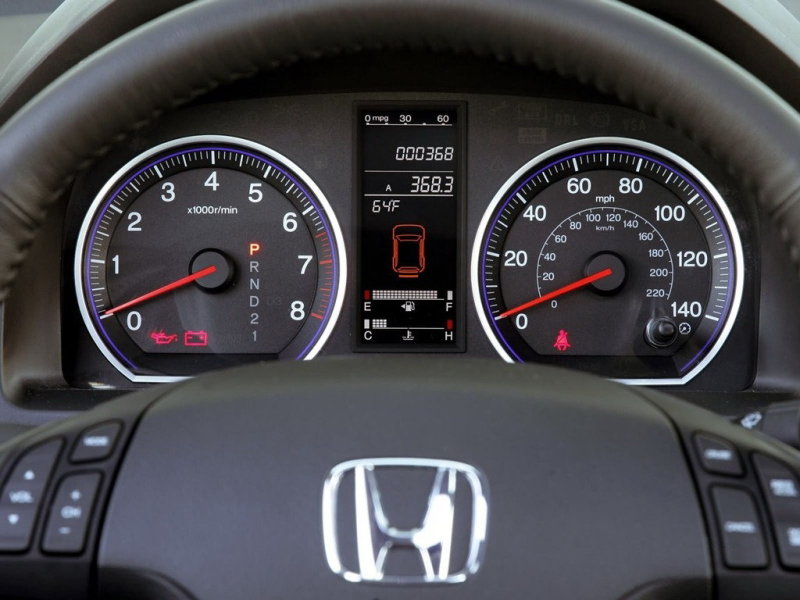 С электрочастью полный порядок. Разве что индикатор аккумулятора, на щитке приборов, может появляться чаще, чем хочется