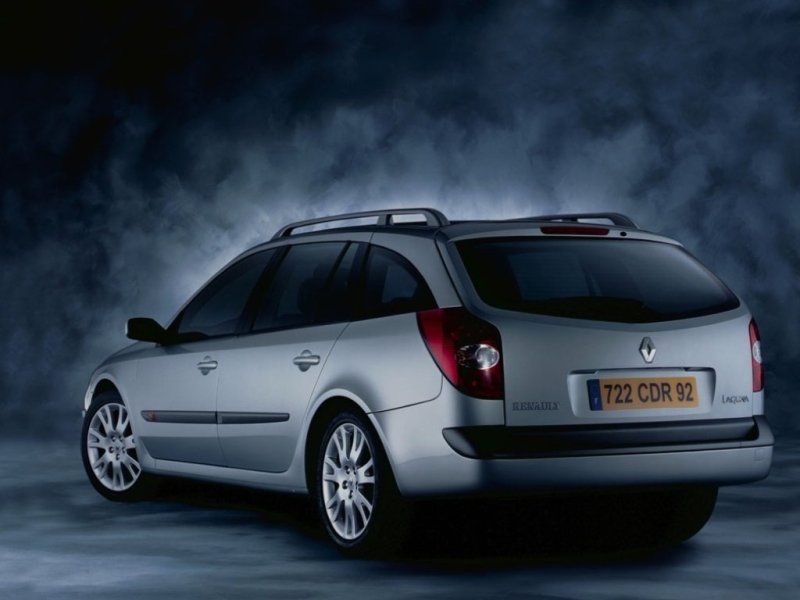 Примечательно, что даже после рестайлинга задняя часть автомобиля в обоих кузовах не поменялась.