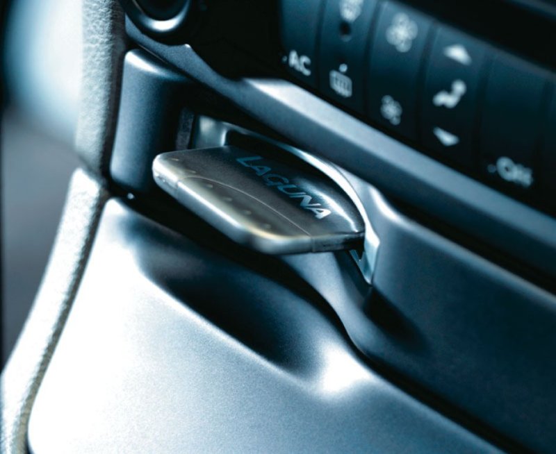 «Знаменитая» Smart-карта, заменившая в Renault Laguna привычные ключи.