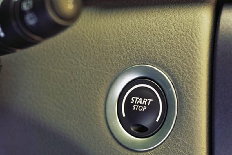 А вот и кнопка запуска двигателя.