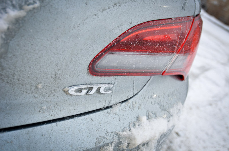 Трехдверная версия нового Opel Astra выделяется на фоне остальных моделей марки аббревиатурой GTC, которую немцы третье поколение подряд расшифровывают, как Grand Turismo Compact. Но GTC это не просто аббревиатура, обозначающая трехдверную сущность машины, как бывает чаще.