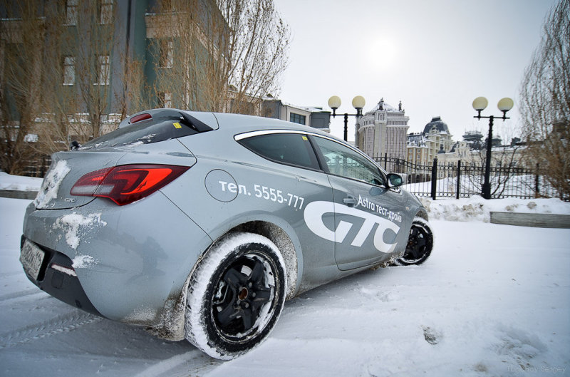 На сегодня для новой Opel Astra GTC доступно четыре мотора – один дизельный (2,0л. – 130л.с.) и три бензиновых:  турбированные 1,4 (140л.с.) и 1,6 (180л.с.), а также атмосферник 1,8 (140л.с.), перекачивавший с машин прошлого поколения. Сверх мощного 2-литрового турбомотора в линейке двигателей пока нет, но он, несомненно, появится позже, ровно, как и версия OPC. Стоимость новой Астра GTC колеблется от 696 900 до  861 900 рублей. А еще к услугам покупателей огромный список доп оборудования и опций.