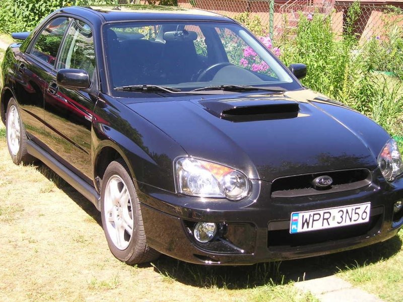 Так выглядит версия с приставкой WRX, которую отличают расширенные колесные арки, воздухозаборник на капоте и задний спойлер.