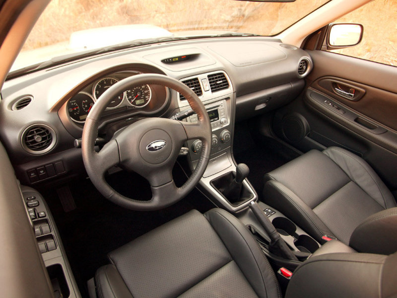 Салон уже обновленной Impreza, мало отличается от предыдущего, но все же различия есть.