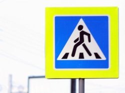 Пешеходные переходы в РФ оборудуют светящимися знаками