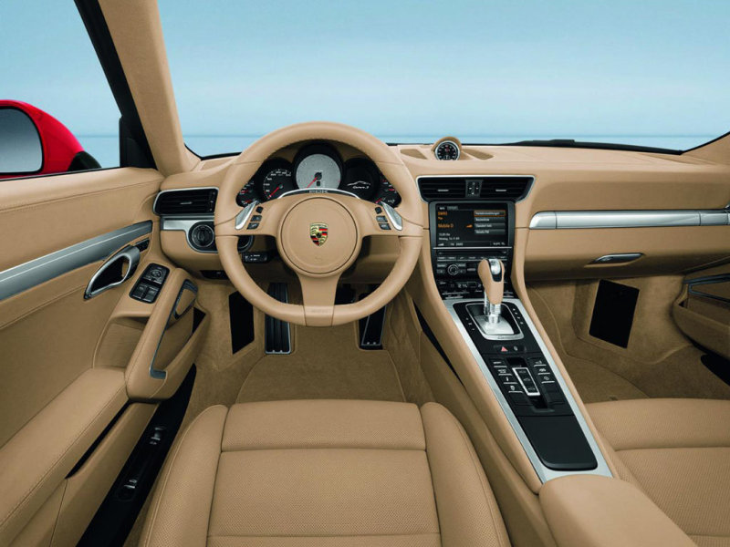 На щитке приборов, как и прежде, 5 циферблатов. «Преселективная» PDK управляется рычагом на центральной консоли – или же подрулевыми «лепестками».