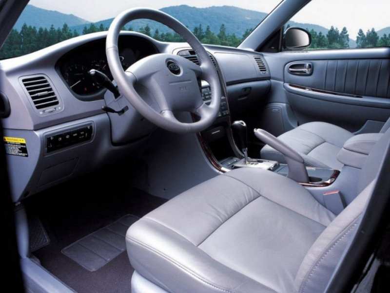 Салон Kia Magentis 2003-2005. Дизайн хоть и невзрачный, зато материалы качественные