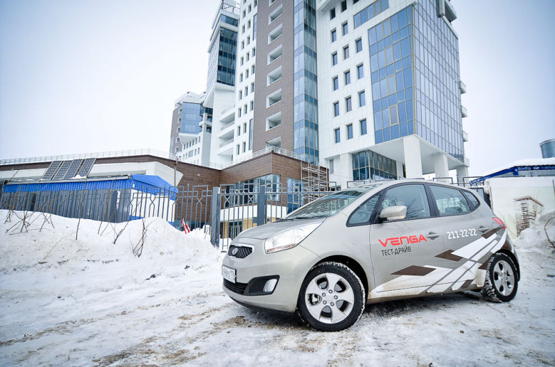 Сами корейцы настаивают на том, что Venga это не компактвэн, а универсальный хэтчбек B-класса, просто с высокой крышей. Но как ни крути, в подобной конструкции есть плюсы. Садиться в Венгу удобнее, чем в обычную легковую машину. 