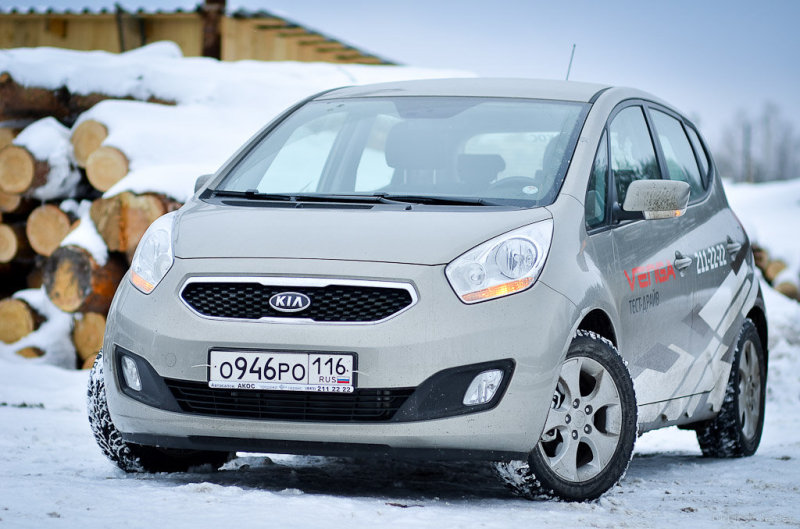 В итоге может показаться, что за практичный салон, красивую внешность и понятные ездовые повадки, Венге можно простить мелкие недочеты. И все бы хорошо, можно было б простить и смириться…. Однако мешает этому лишь одно – цена.  Базовая машина с мотором 1,4 (90л.с.) и механической коробкой передач стоит 599 900 рублей. Тестовый экземпляр с мотором 1,6 (125л.с.) и автоматом в предпоследней комплектации Luxe стоил 729 900 рублей. Топовая версия Венги  Prestige еще дороже – 779 900 рублей. Дорого, ведь Venga это автомобиль из разряда хороших, но вряд ли выдающихся… 