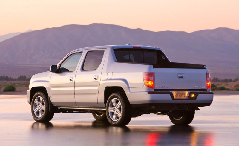 Граненые поверхности кузова, своеобразный «горбатый» силуэт.