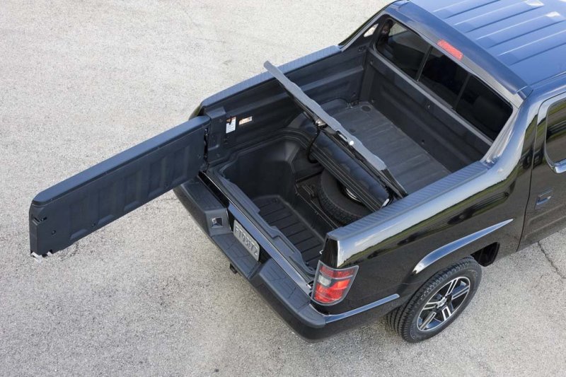 Задний борт кузовка откидывается либо в сторону, либо вниз. А под полом имеется своего рода багажник емкостью 240 л.