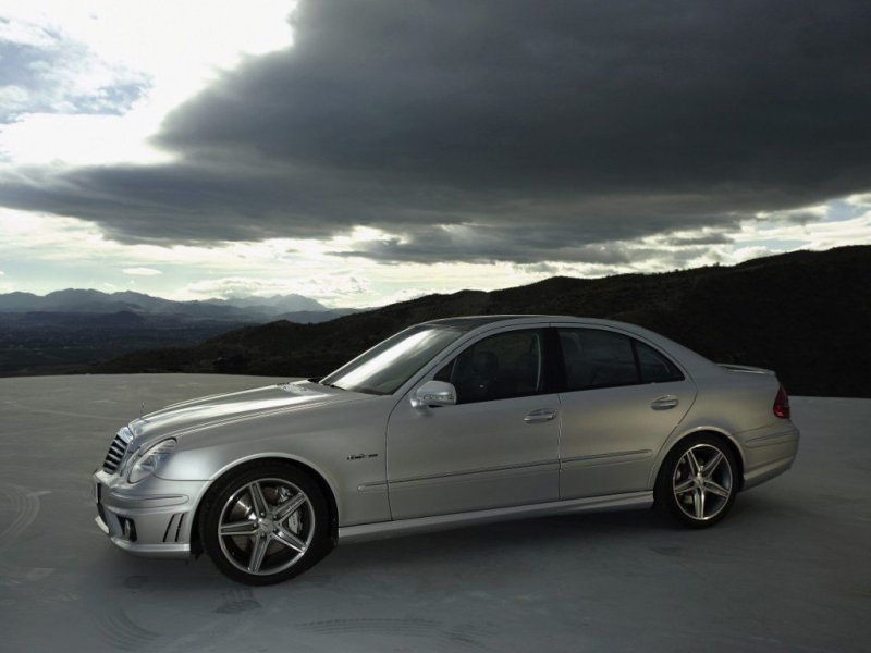 E-Сlass AMG отличается более агрессивными бамперами и большими 19” дисками, а так же умопомрачительными характеристиками