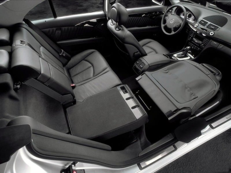 Трансформируемость салона впечатляет, этого явно не ждешь от аристократа Mercedes-Benz