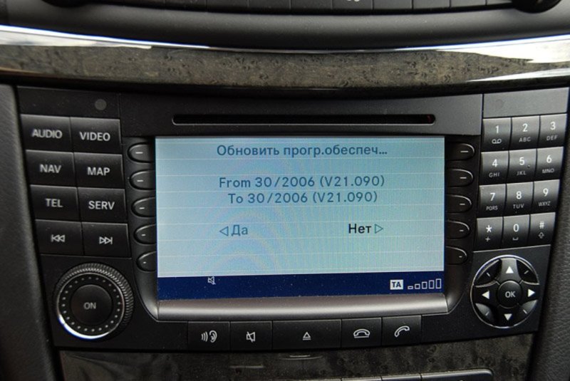 Интерфейс мультимедийной системы имеет русский язык, если авто не только что из Германии