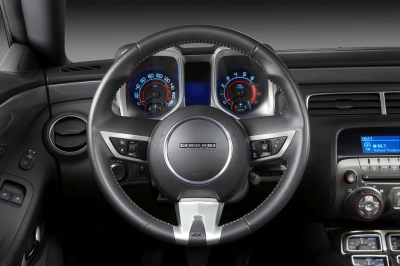 Выразительный дизайн передней панели – в спортивном ключе. И неуклюжая «баранка»…