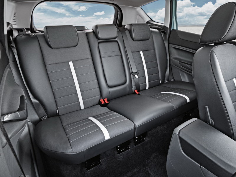 На этом диване поместятся лишь двое. Со свободным пространством у Ford Kuga проблемы