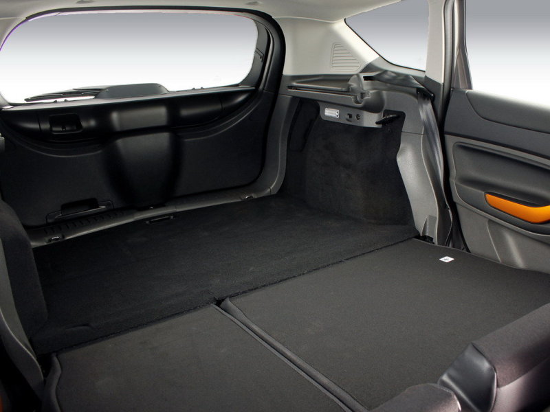 Багажник имеет небольшие размеры, зато может быть легко увеличен за счет второго ряда