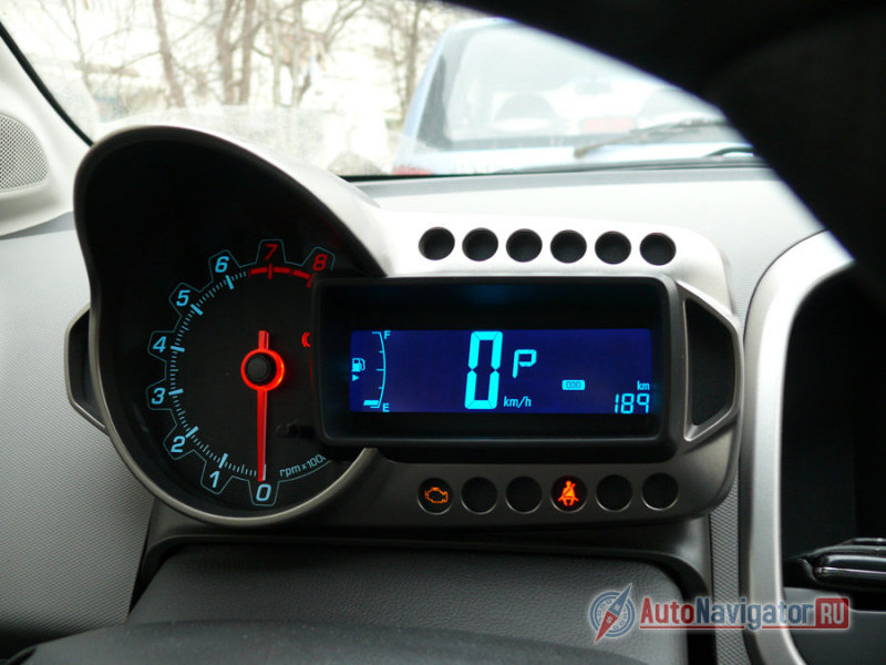 А самая броская деталь салона – приборы.