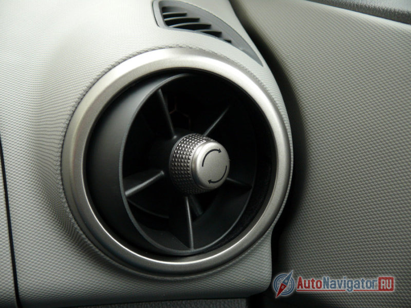 Но закрываются и открываются они не как у всех. Внутри детали – плотная мембрана, положение которой регулируется поворотом ручки-крутилки в центре дефлектора.