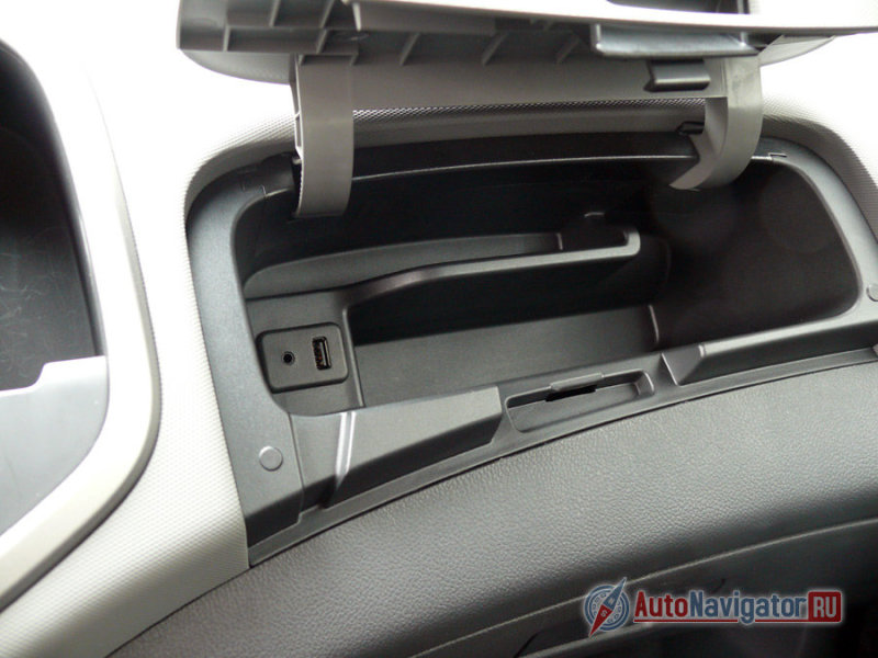 Еще у Aveo есть два бардачка – один верхний и один нижний.  Оба они не большие и оба лишены подсветки. Верхний ящик чрезвычайно рельефен, а главное, что там есть – USB разъем