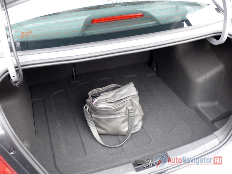 Багажник Авео – весомый аргумент для поездки на дачу или в дальнее путешествие. На бумаге там 502 литра объема. На деле – неожиданно много поклажи, скарба, груза и барахла, поместившейся внутрь.