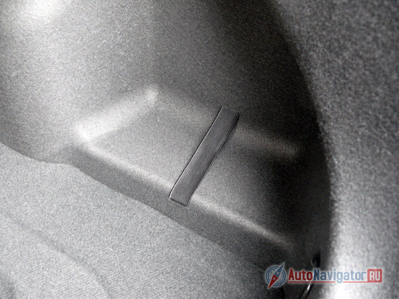 Приятных впечатлений добавляет аккуратная обшивка приятным материалом и наличие на боковинах стандартной резинки, чтобы пристегнуть, например огнетушитель, который в большинстве остальных машин деть некуда.