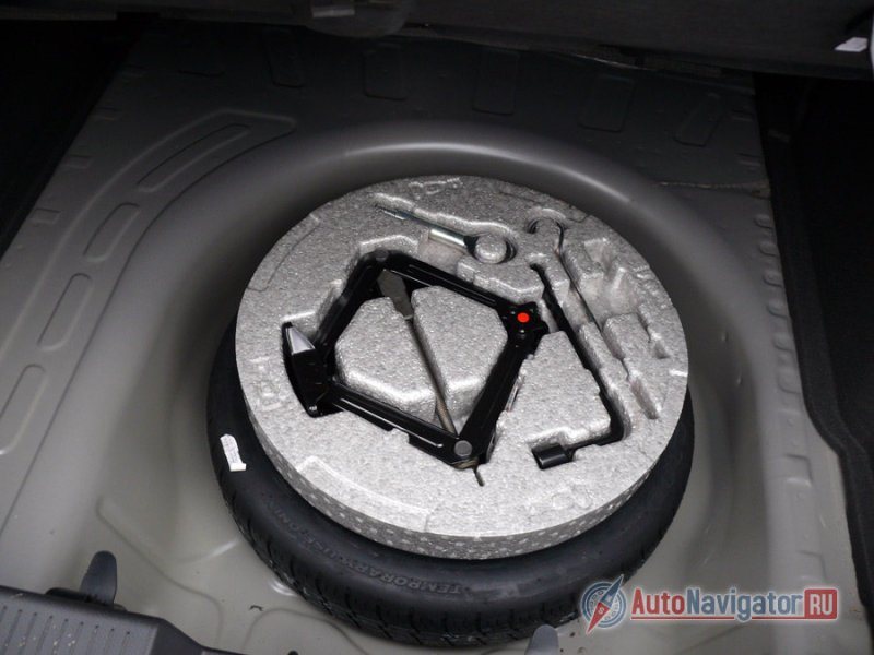 В огромном подполе, увы, только докатка, хотя места достаточно и для нормального колеса, а инструменты лежат сверху в специальном коробе.