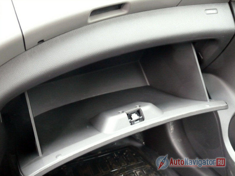 Бардачок этажом ниже ровный, но не насколько большой, чтобы туда погрузить не сложенный лист A4. 