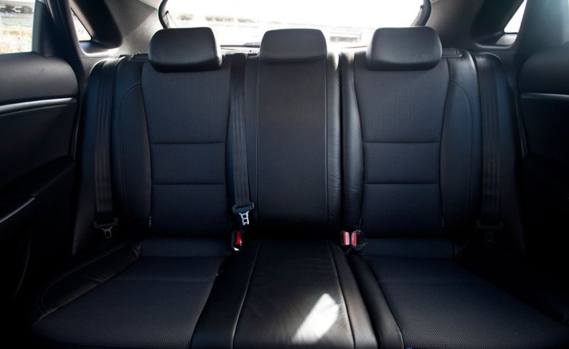 Заднее сиденье размечено на 3 посадочных места. И во 2-м ряду действительно устраиваются трое взрослых – без тесноты и обиды