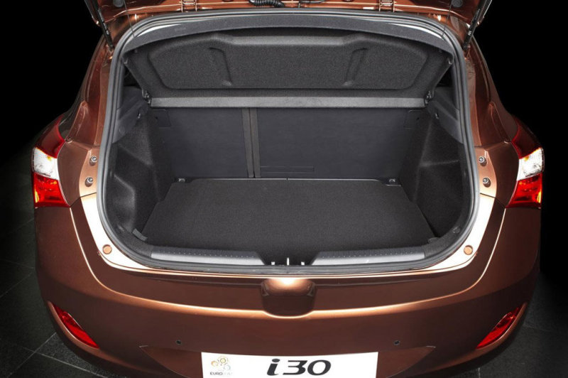 У новой «тридцатки» вместительный и гибко вариабельный багажный отсек