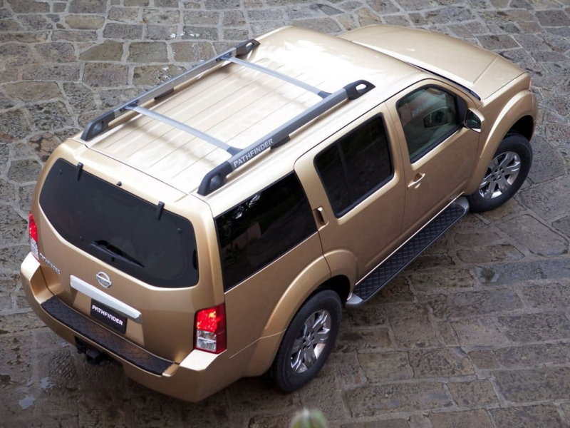 Отвалившиеся пластиковые заглушки и буквы с рейлингов – обычное дело