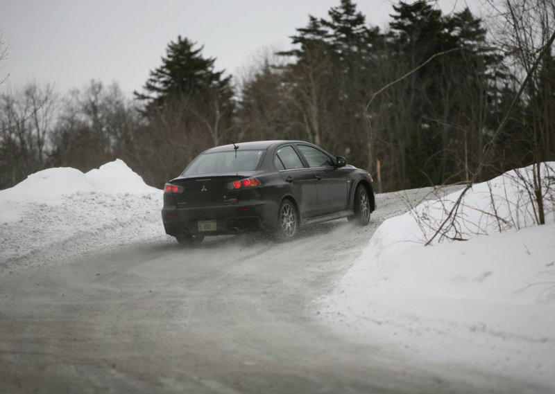 На зимних российских проселках Evo X чувствует себя как дома