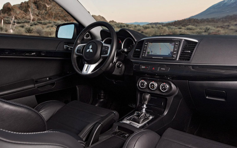 Оформление «кокпита» слегка обновлено к 2012 модельному году