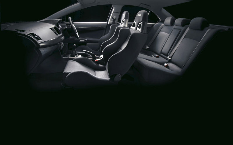 В салоне спорт-седана (здесь - с правым рулем) свободно и удобно устраиваются пятеро взрослых