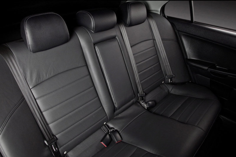 Сиденье 2-го ряда размечено на троих. А вот спинки не складываются