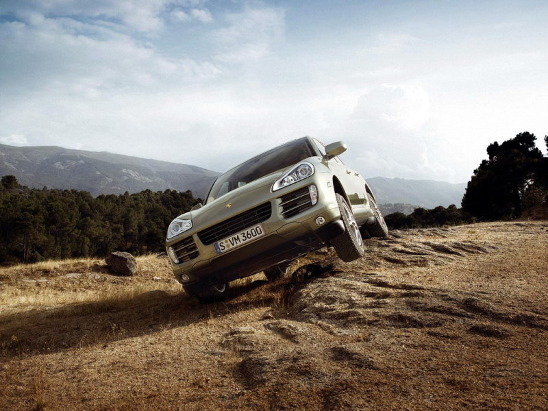 На самом деле, Cayenne очень достойный "проходимец". Несмотря на драйверскую направленность, он имеет полноценную раздаточную коробку и возможность увеличения клиренса