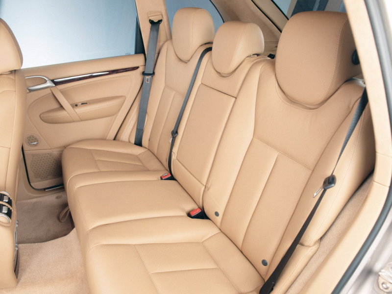 Задний диван четко отформован только для двоих