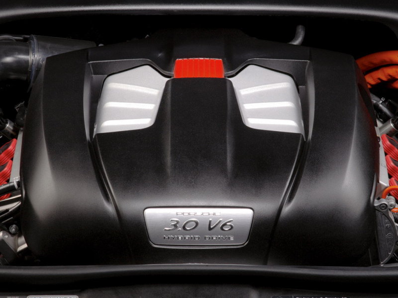 Гибридная силовая установка под капотом – большая редкость. Проще встретить на улице динозавра, чем Cayenne c таким двигателем