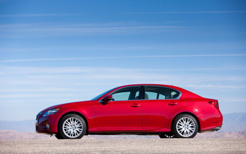 В профиль заметна та же «лексовская» линия крыши и обратный излом задней стойки кузова