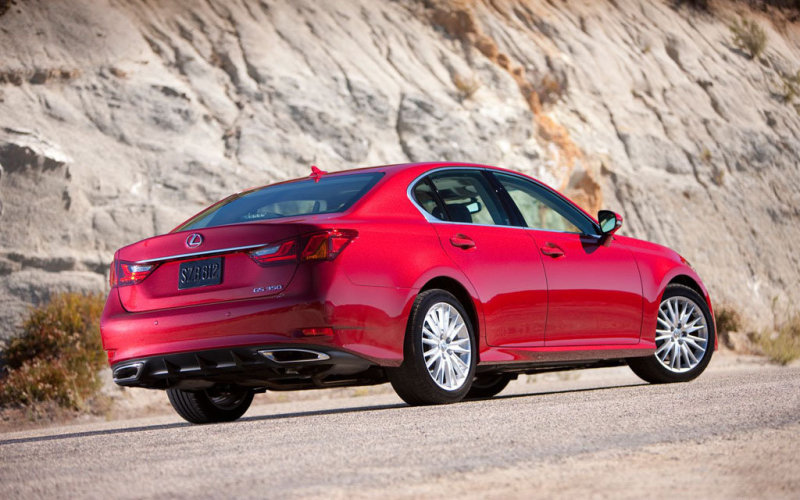 На взгляд с «кормы» - элегантный седан узнаваемой внешности. Натуральный Lexus