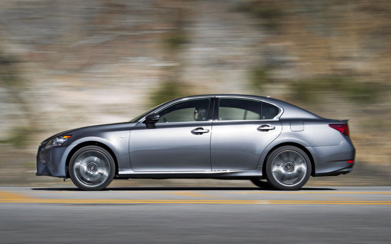 Визуально GS350 F Sport отличается козырьком спойлера на кромке крышки багажника